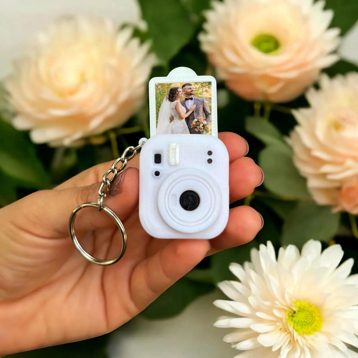 3D Printed Polaroid Keychain, Holds Small Photos, Perfect Birthday Gift, High Attraction Rate, Ideal for Anniversaries
