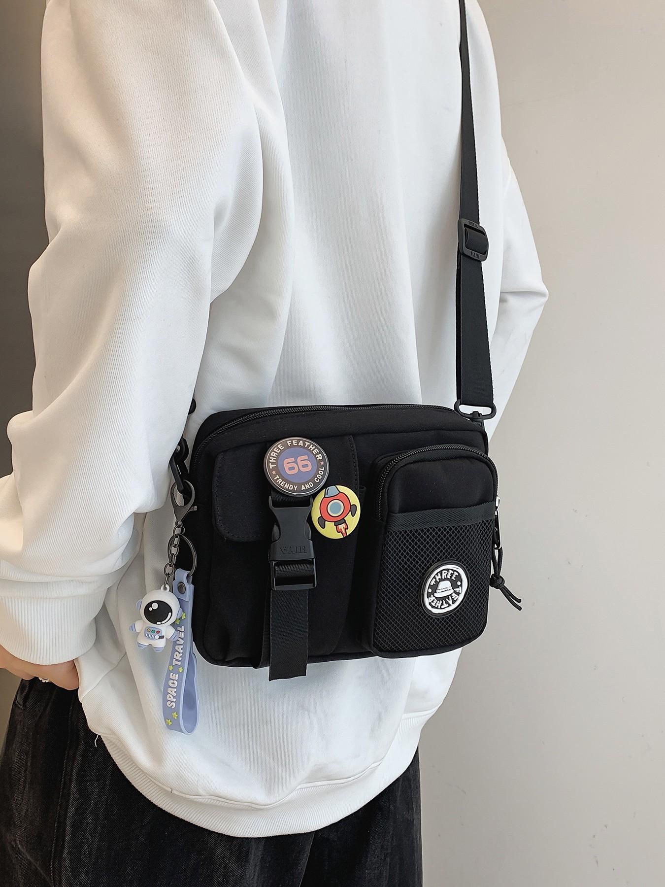 Black fashionable casual simple shoulder bag, practical and atmospheric texture crossbody bag, with badge and alien pendant pendant design, can accommodate mobile phones and keys, suitable for walking and shopping