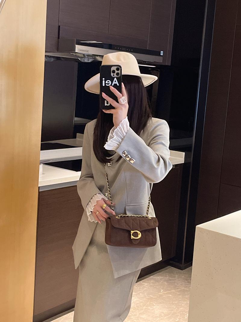 Vintage Luxurious Suede Underarm Bag for Women, 2026 New Faux Suede Commuter Chain Crossbody Shoulder Bag, Versatile Single Strap Handbag Vintage Luxurious Suede Underarm Bag for Women, 2026 New Faux Suede Commuter Chain Crossbody Shoulder Bag, Versatile Single Strap Handbag