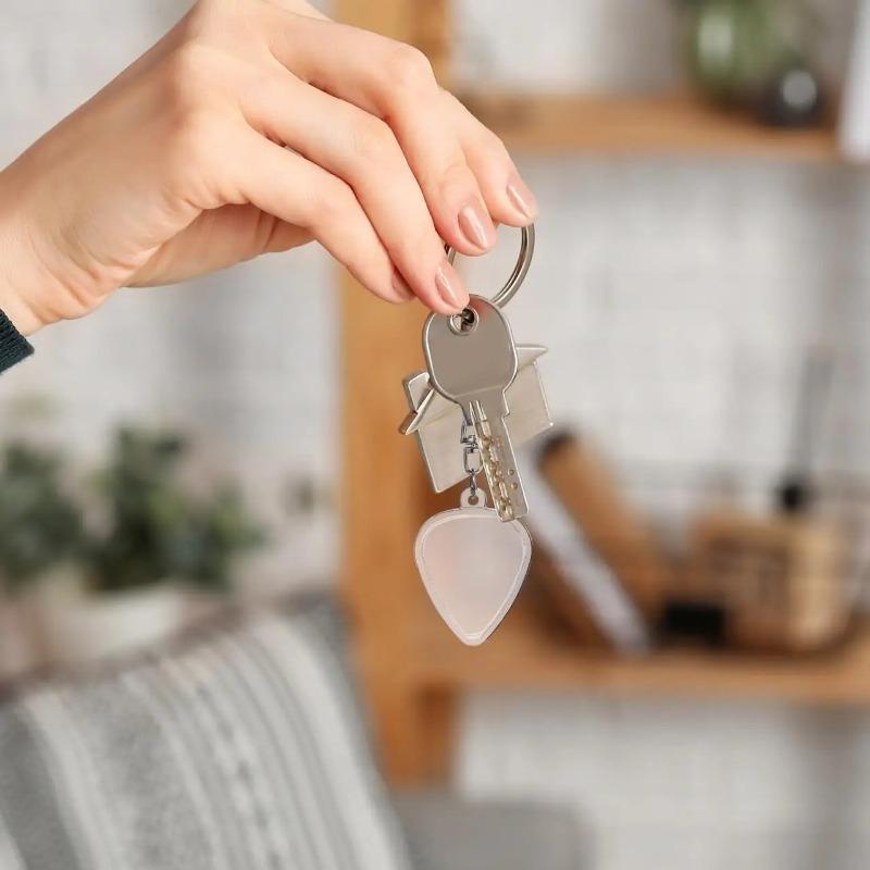 Transparent Pick Box, Pick Keychain, Guitar Pick Box, Acrylic Pendant, Storage Pendant, Guitar Pick Storage Pendant, Small Size, Suitable for Musicians To Carry Around