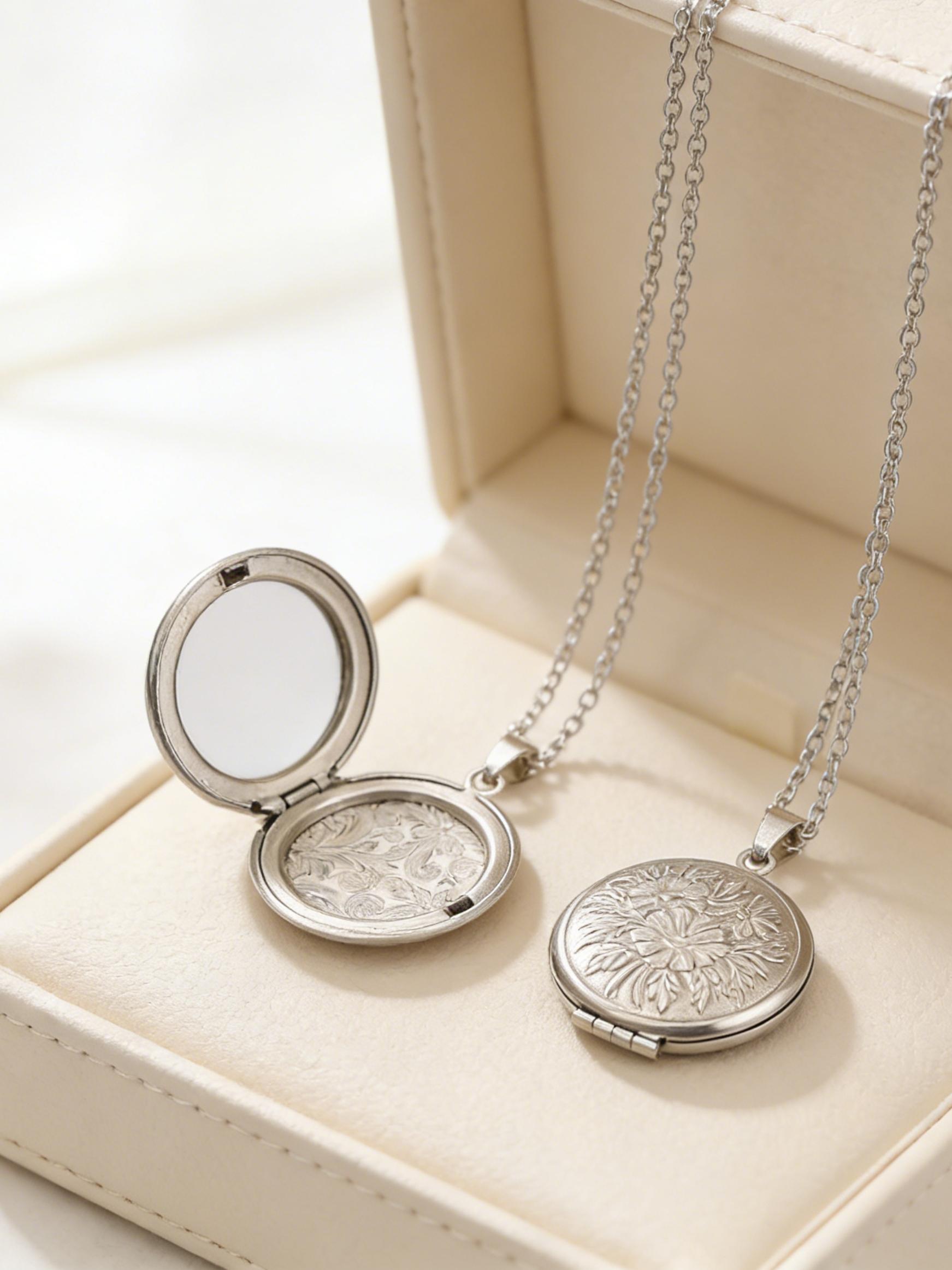 1Pc 304 Stainless Steel Engraved Flower Locket Necklace, Vintage Round Photo Locket Pendant Necklace, Personalized Memory Keepsake Necklace for Women, Hypoallergenic Tarnish Resistant