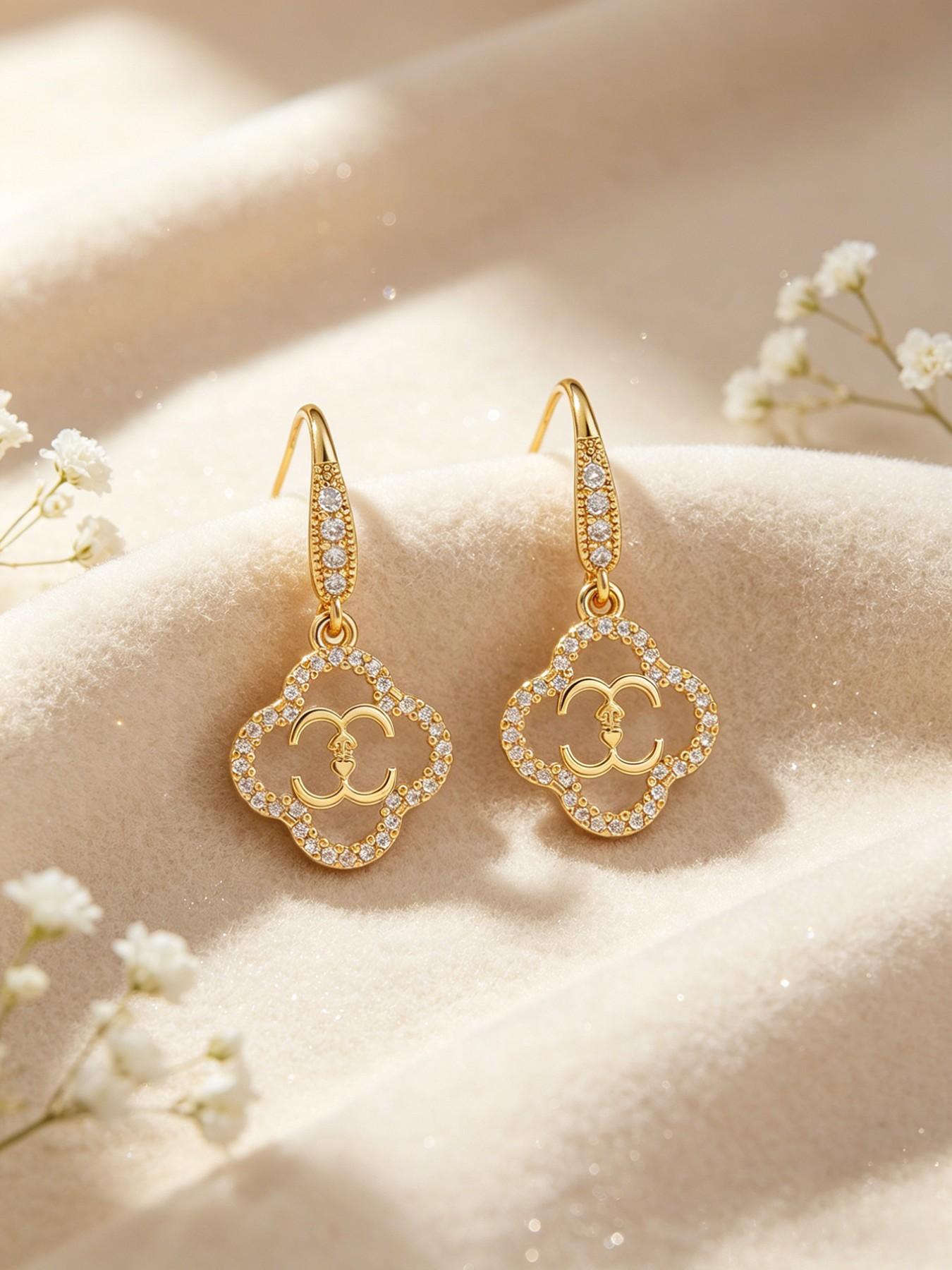 A pair of vintage four-leaf clover earrings, elegant petal design, copper-set synthetic zircon drop earrings, exquisite and luxurious