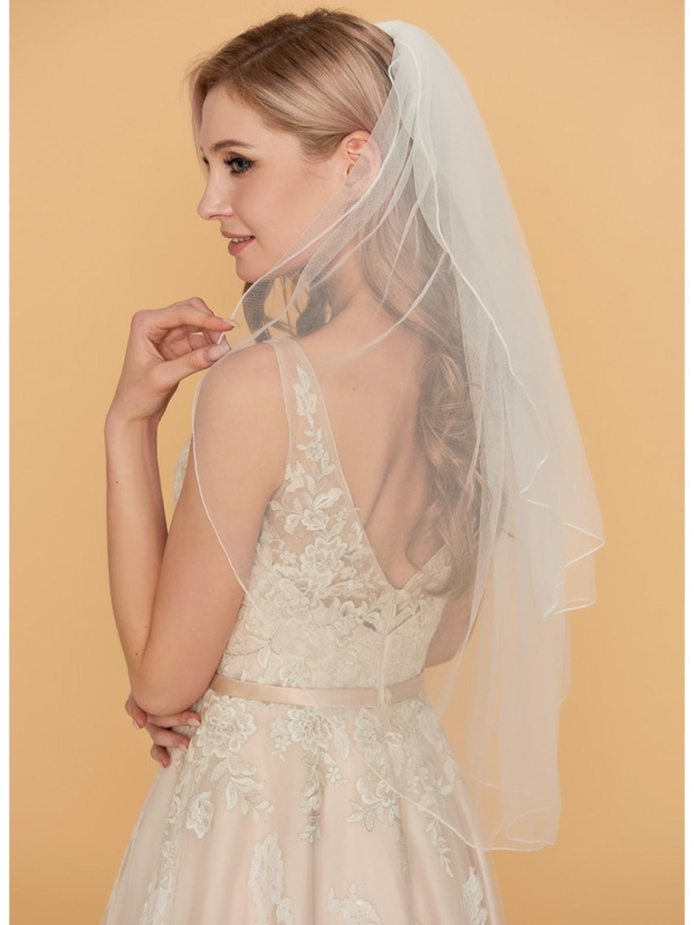 Elegant Double-Layer Short Bridal Veil ,Crafted from Light, Soft Tulle ,Naturally Draping to Flatter the Shoulders and Neckline,An Exquisite Wedding Veil Suitable for a Variety of Bridal Gown Styles