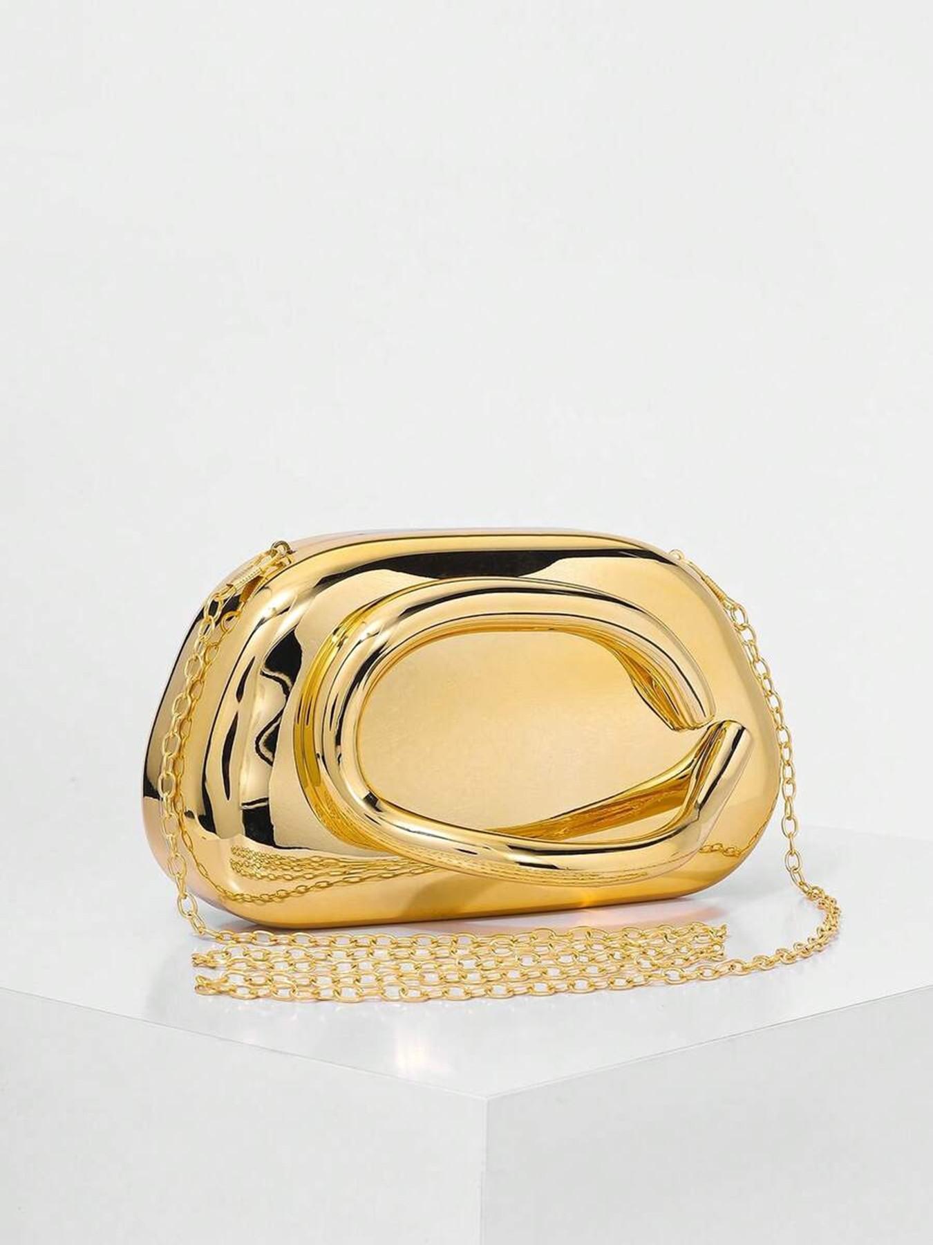 Retro light luxury style practical texture hand-held bag, hollow handle design, fully glossy texture, fashionable niche personality exquisite style bag, chain shoulder strap design, versatile item for dinner parties