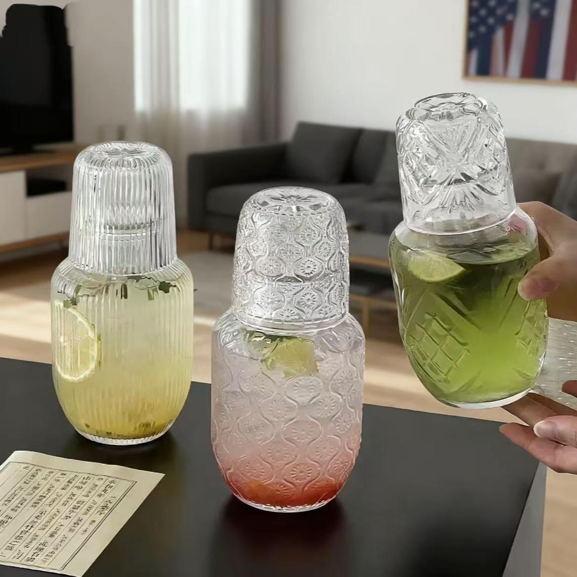 Premium Vintage Embossed Glass Bedside Carafe & Tumbler, Large Capacity Ins Style Thickened Explosion-Proof Pitcher with Dustproof Inverted Cup, Reusable Heat Resistant Stylish Drinkware Beverage Glassware for Home Living Room Hosting Office
