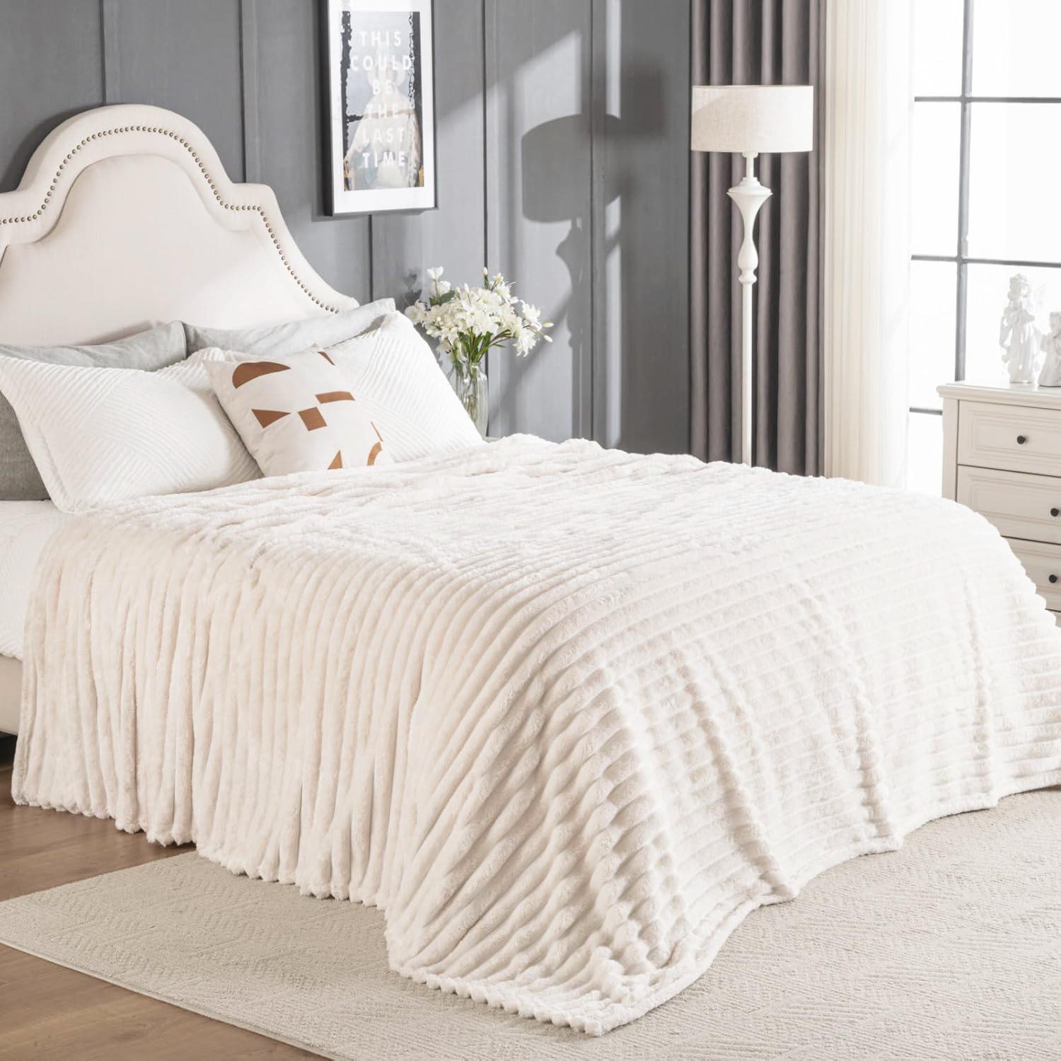 Soft Flannel Sofa Blanket, Comfortable Plush Striped Sofa Bed Cover, Lightweight Decorative Ribbed Rug, Ideal for Men and Women