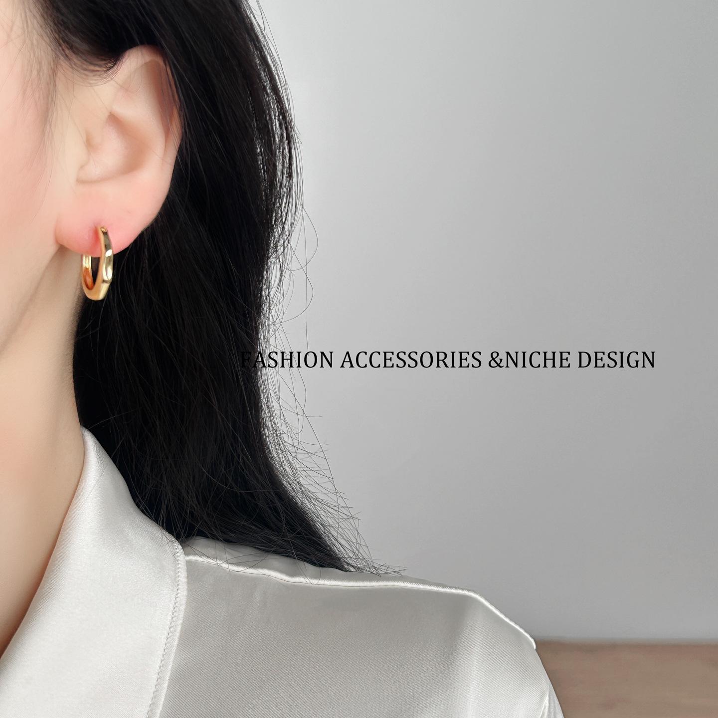 Gongliu Earrings: Niche French-style women's silver plain hoop earrings, stud earrings, designer earrings, gift