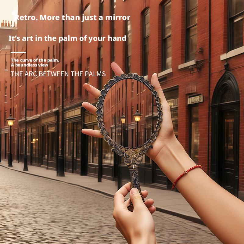 Retro distressed handle makeup mirror, vintage European style portable vanity mirror, high-definition round handheld mirror, vintage design, suitable for makeup, skincare, travel, and home decoration