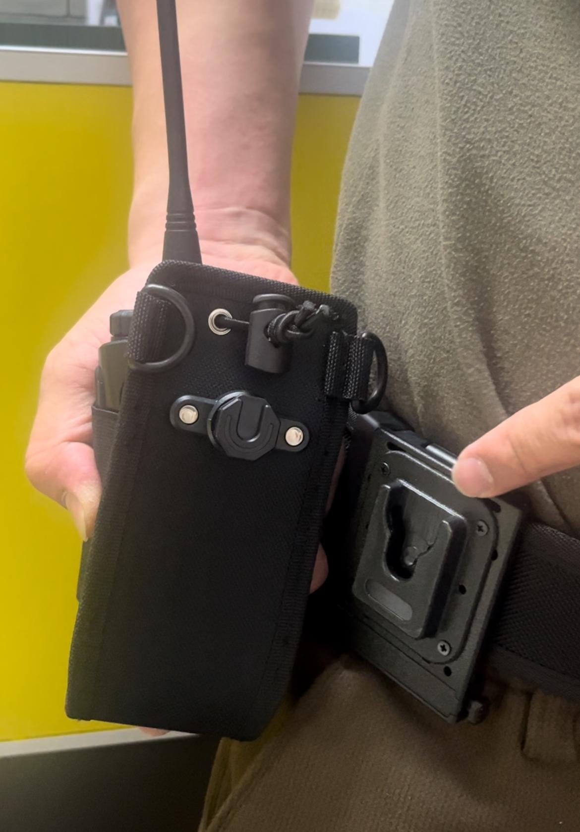 Universal Quick-Release Molle Clip Bracket for Walkie Talkies, Portable Radio Holster & Waist Belt Mount Hanger, Secure Buckle Fixed Stand, Anti-Drop Protective Case, For Baofeng, Quansheng, Motorola, Hytera, Kenwood Two-Way Radios