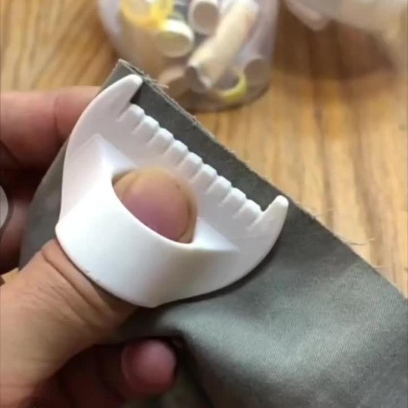1/2 Simple Stitching Tools for Beginners and Seniors, Durable Plastic Edge Lock and Knitting Tool, Ergonomic Design for DIY Sewing Projects, Knitting Supplies, Yarn Winder