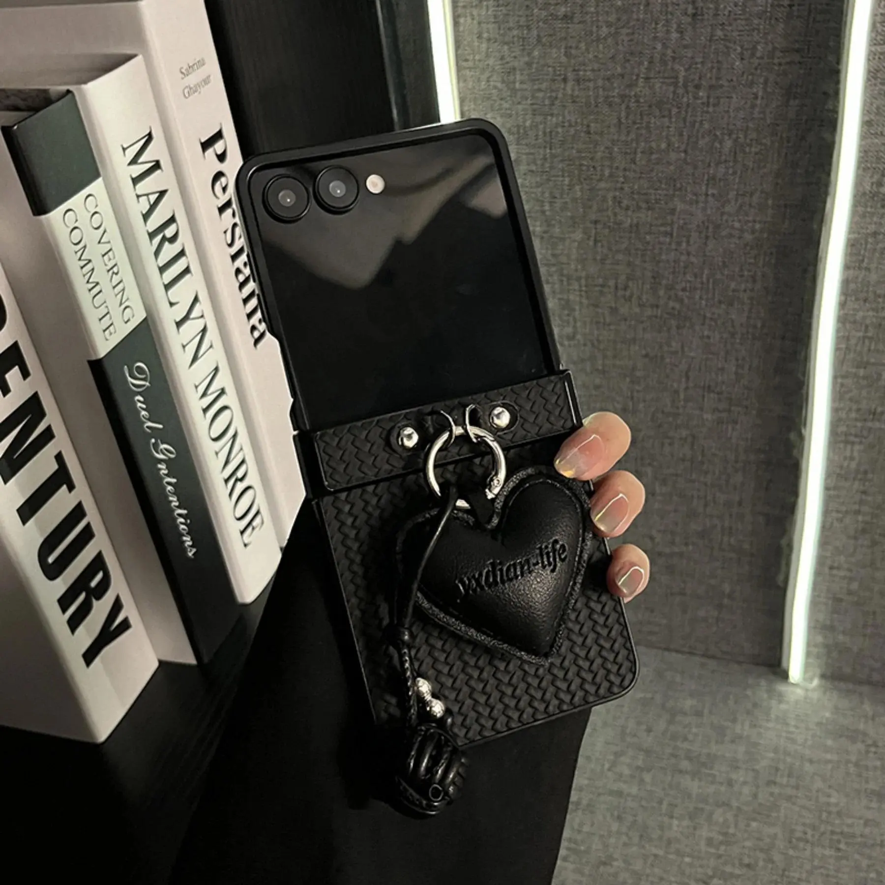 New Simple Black Woven Pattern Leather Heart Ball Pendent Phone Case for Samsung Galaxy Flip8 Flip7 Zflip6 5 Zflip5 Hard Cover