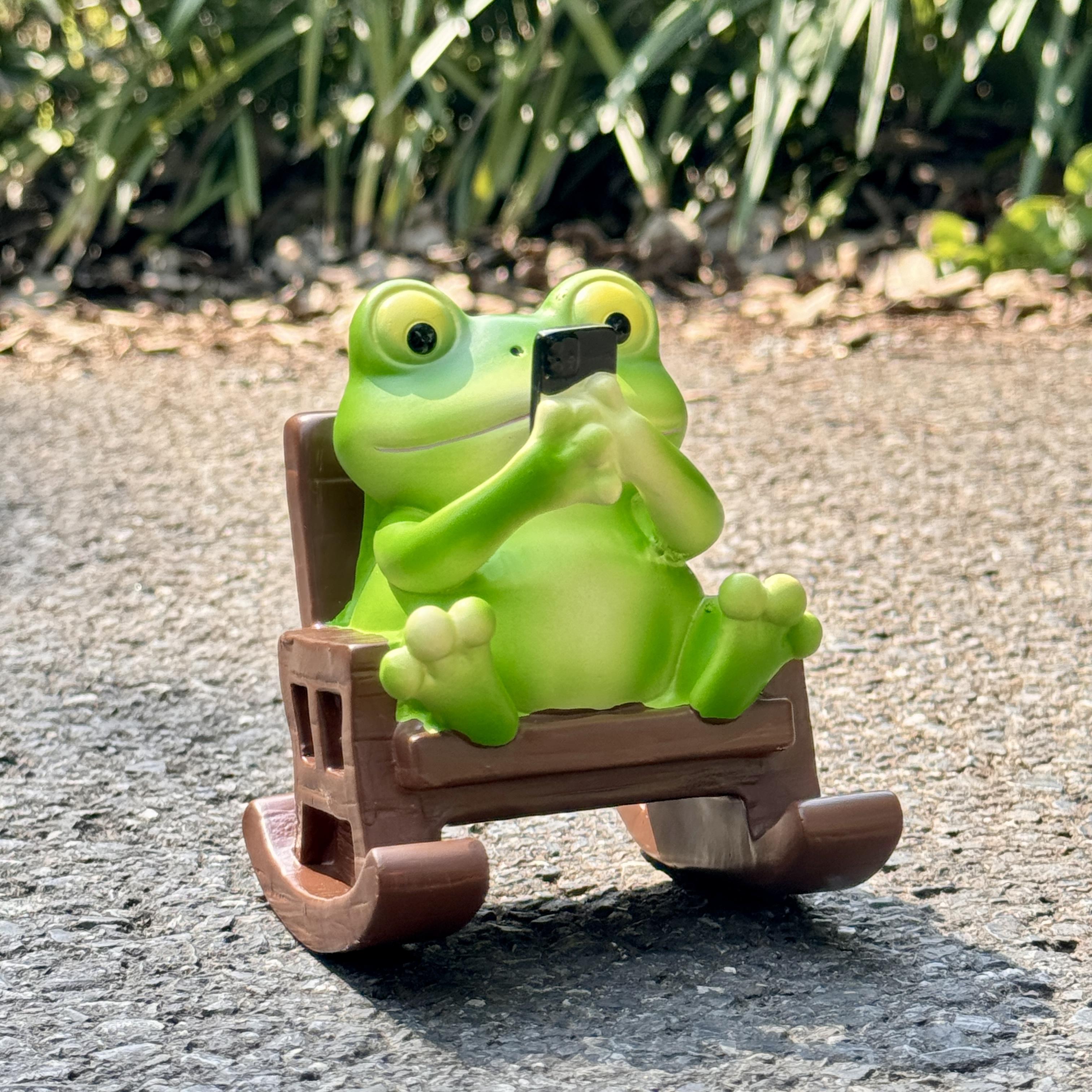 Cute Lazy Frog Rocking Chair Ornament, Trendy Smartphone Playing Pet Design, Desk Office Stress Relief Decorative Item