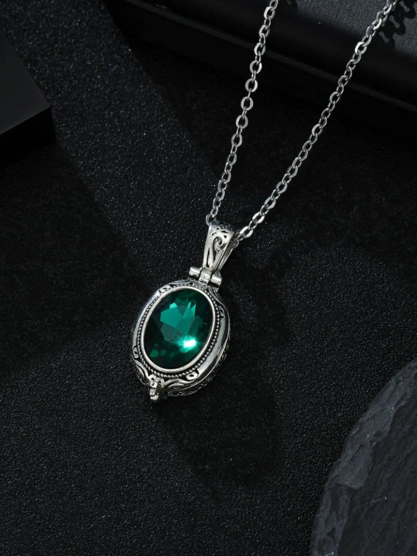 A Vintage-Style, Fashionable, Openable Rhinestone Photo Box Pendant: A Unique, Niche Design for Women—a Versatile Picture Necklace for Everyday Wear and Commuting