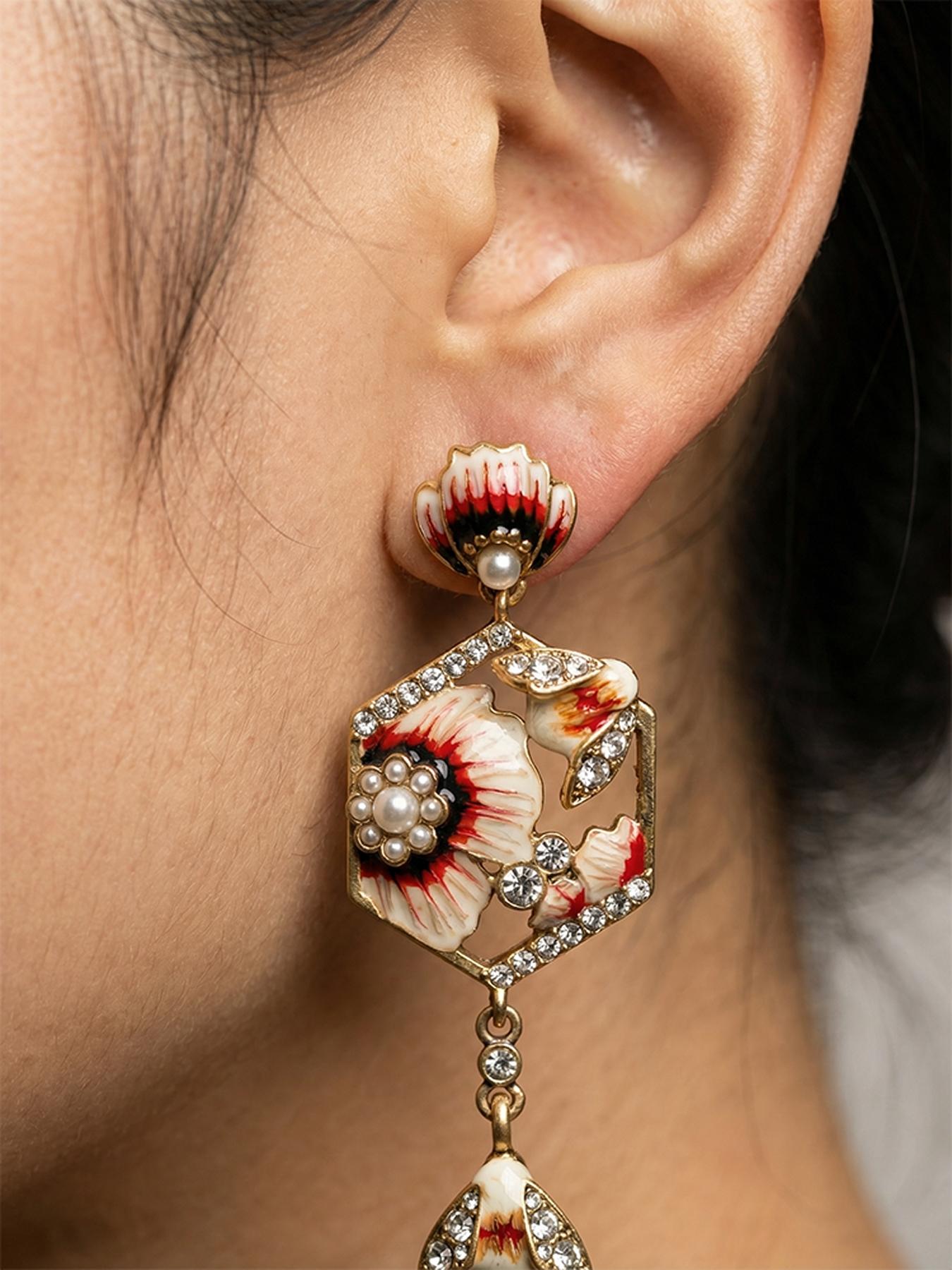 A pair of fashionable enamel floral and bee-shaped earrings with yellow crystal pendants, suitable for both daily commuting and vacation dates, and also a delightful and exquisite small gift.