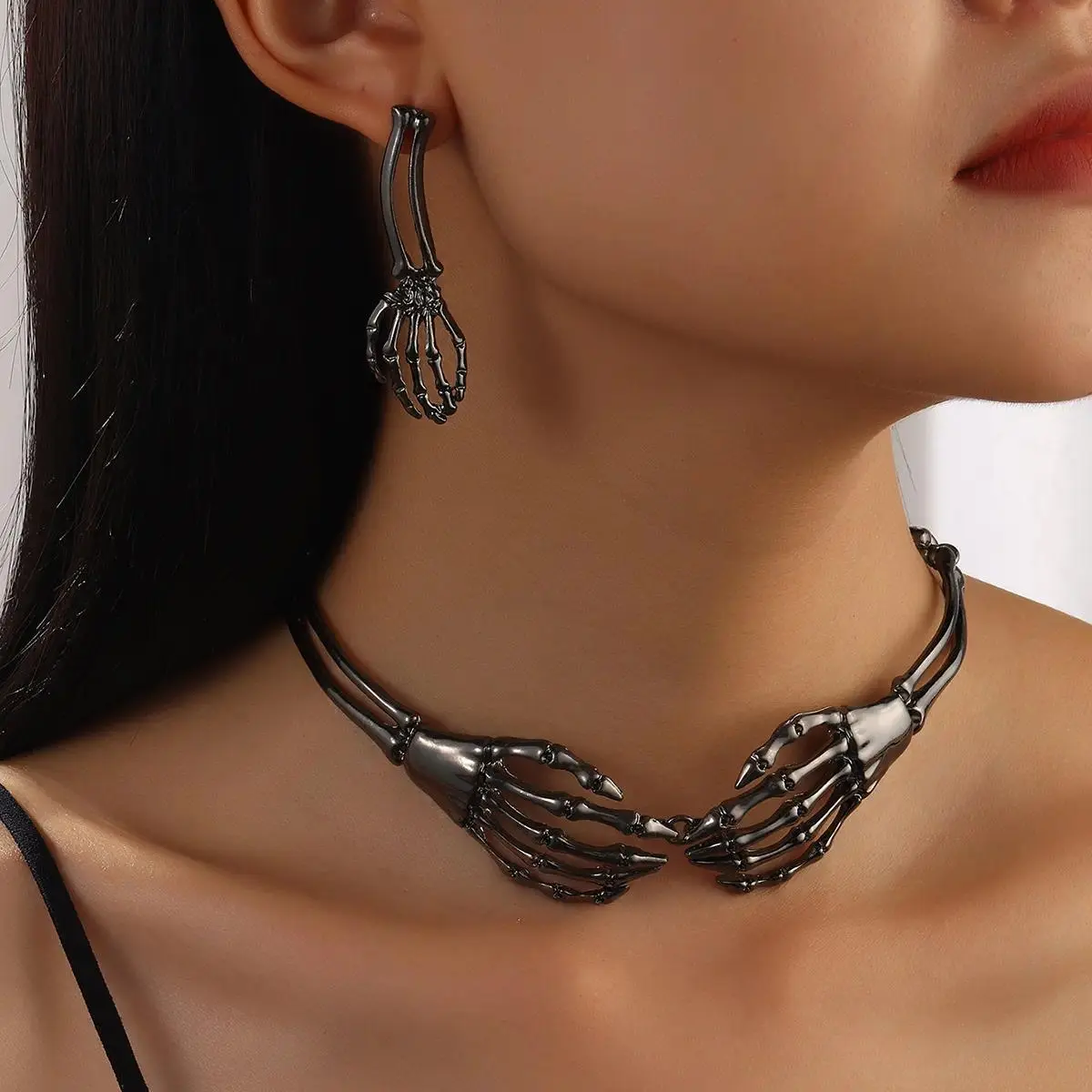 Women's Gothic Skeleton Hand Necklace & Earrings Set, Vintage Punk Bone Pendant Jewelry, Y2K Grunge Statement Alloy Accessories for Halloween, Cosplay, Music Festival, Concert, Costume Party, Daily Wear & Gift for Her