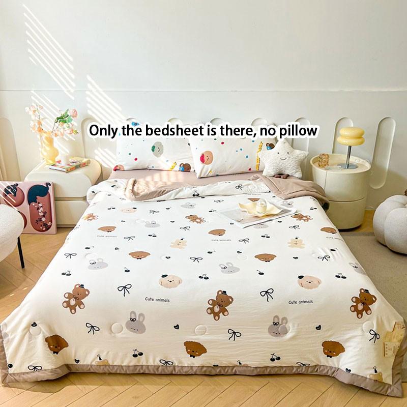 1 piece summer thin quilt with bear pattern, a soft and breathable quilt specially made for air conditioners. This summer cooling quilt is skin-friendly, soft, lightweight, suitable for spring and summer, breathable, thin and light, can be machine washed.