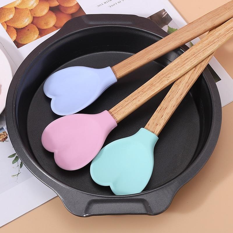4 Pcs Heart Shaped Macaron Silicone Spatulas, long-handled mixing spoons and heat-resistant wooden handle spatulas, practical kitchen and baking tools for cream mixing. Bake with love and enjoy life.