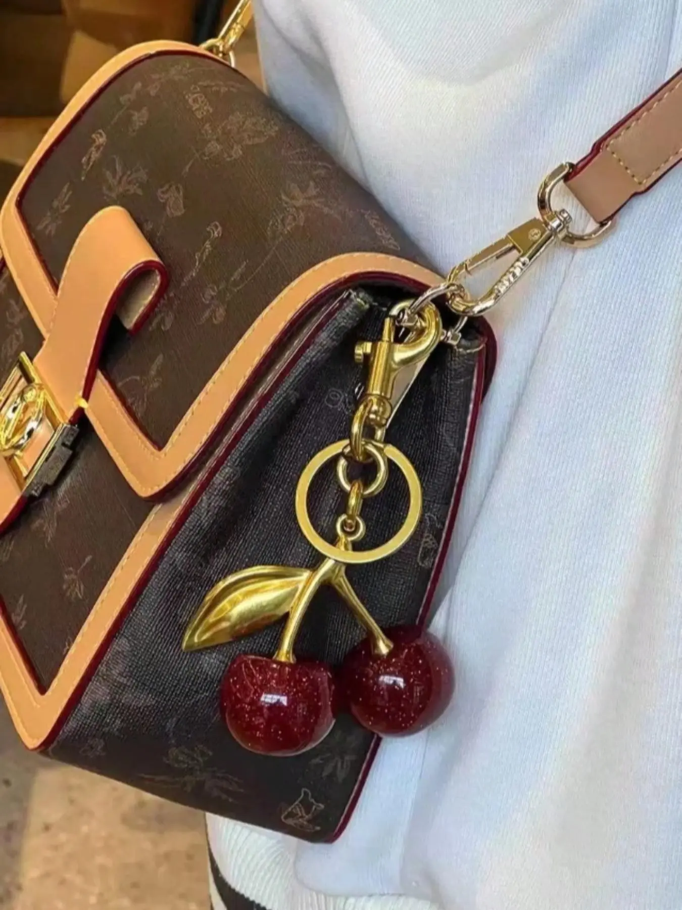 Cute Cherry Fruit Design Keychain, Fashion Car Keychain, Large Cherry Crystal Pendant, Metal Accessories, Gift for Friends and Teachers, Cute Keychain Accessory