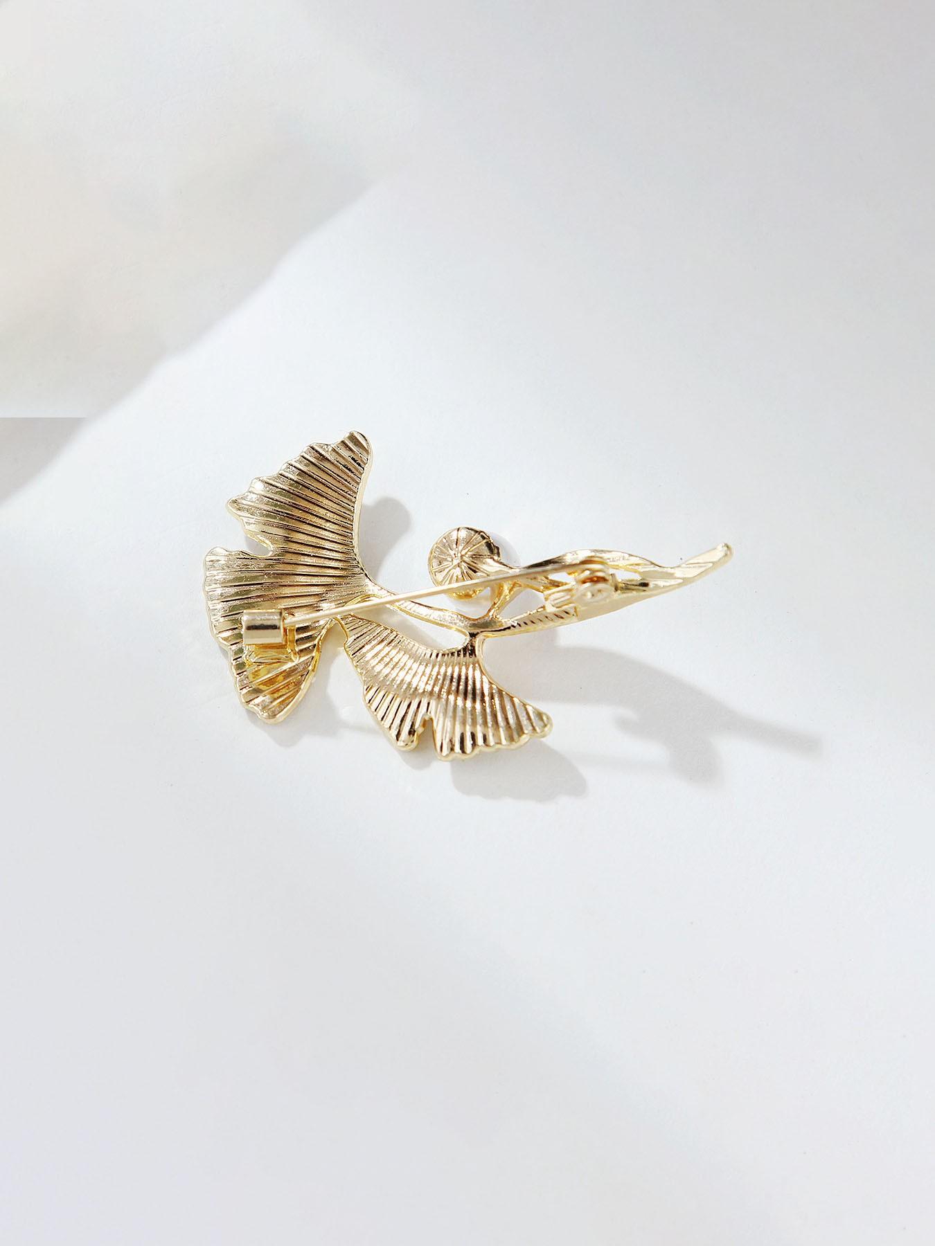 Ginkgo Leaf Brooch, Unisex Fashion Accessory, Elegant Clothing Pin, Perfect for All Seasons, Ideal Gift for Men and Women