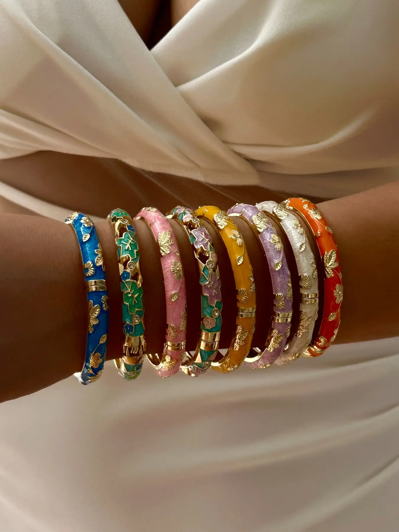 8 Pcs Cloisonne Enamel Bangle Set Vintage Elegant Style Gold Leaf Floral Carving Hinged Snap On Multi Color Bracelets for Women Daily Wear Party Stackable Statement Jewelry