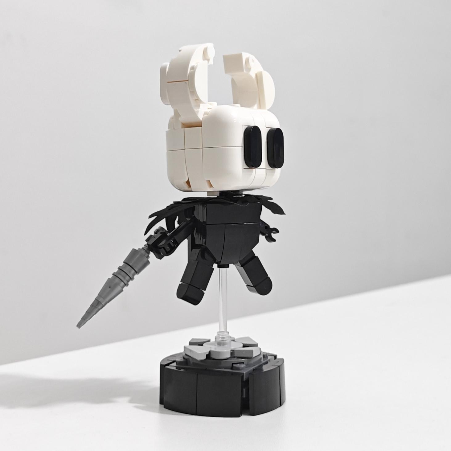 140PCS Cloaked Knight Building Blocks Set, DIY Building Brick Toy, ABS Plastic Warrior Character Model with Scenic Display Base, Exquisite Collectible Display Figure, Includes Printed and Digital Instructions, Birthday Gift for Kids and Adults