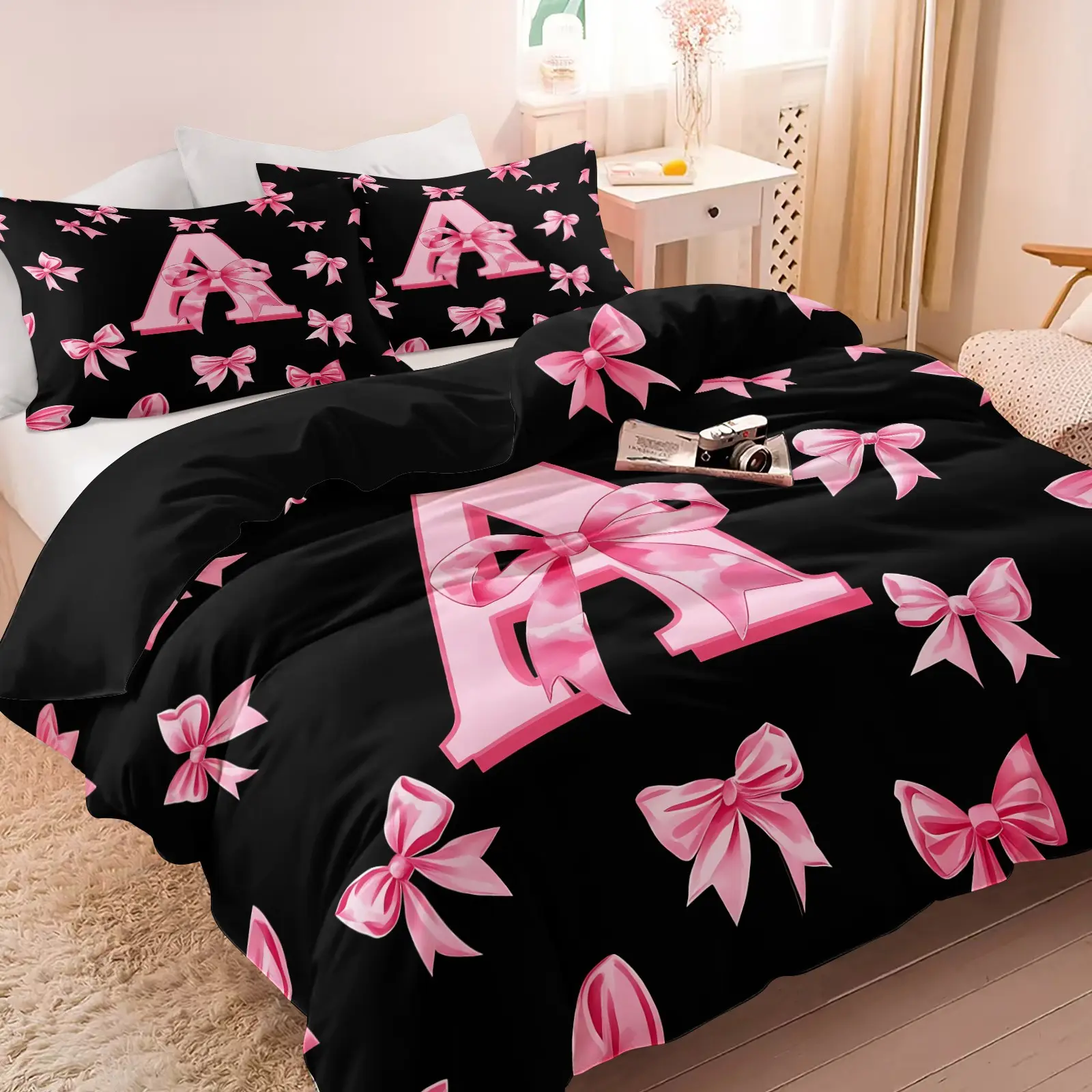 Black Base Pink Bow Letter A-Z Duvet Set (1 Duvet + 1-2 Pillowcases), Dark Background and Soft Bow Sweet-Cool Bedding, Soft Skin-Friendly Breathable Fabric, Teens and Girls Bedroom Decor, Custom Gift, Duvet Cover Set