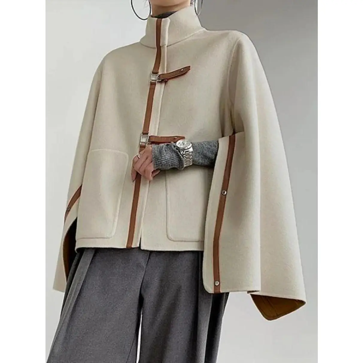 Women Stand‑Collar Contrast Strap Buckle Zip‑Up Short Cape Coat Tops, Patch Pocket Loose‑fit Split‑Sleeve Poncho Outerwear, Minimalist Elegant Retro Daily Outfit, Fashion Relaxed‑fit Cloak Jacket For Autumn‑Winter Office Work, Dating, Shopping