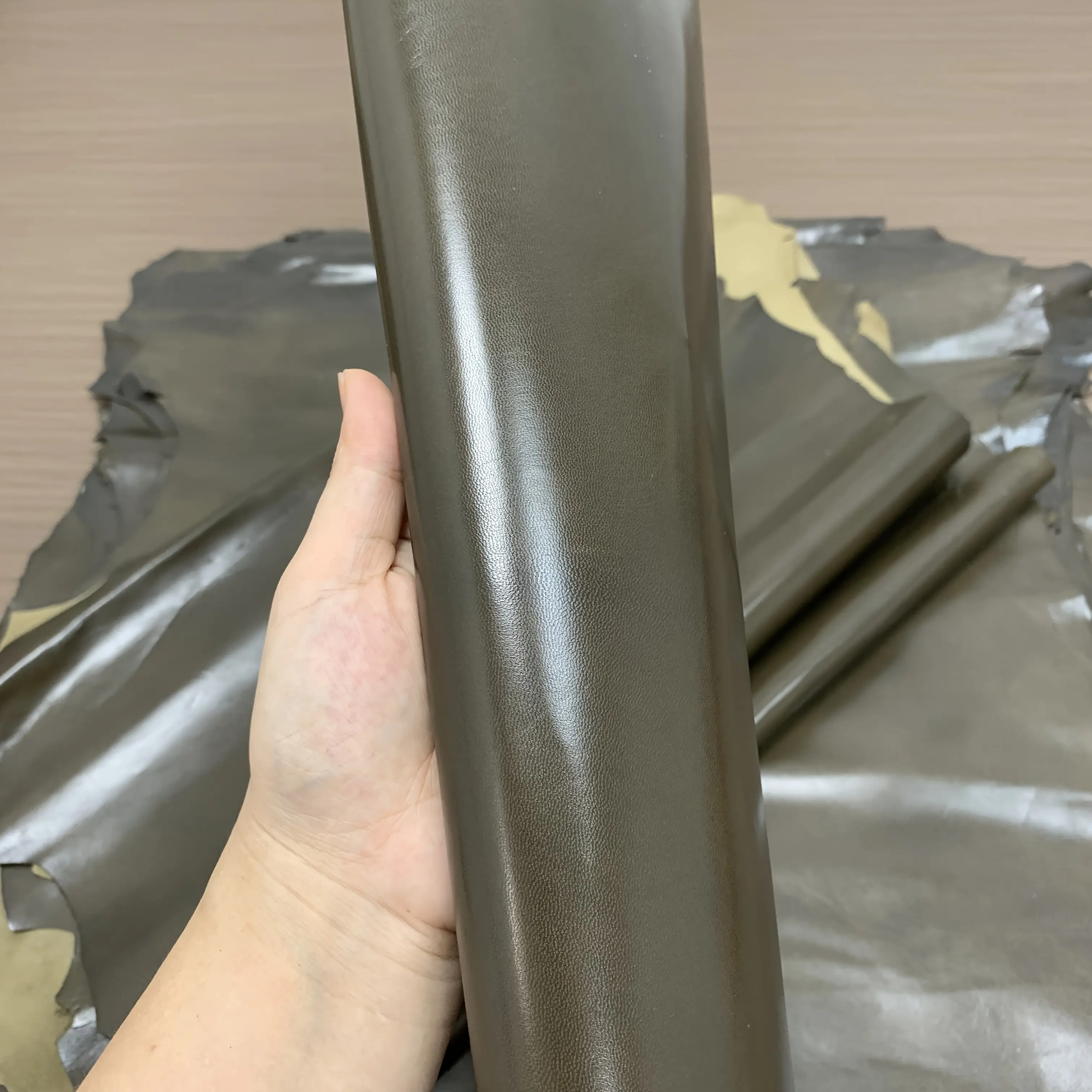 4-5 square feet olive grey chrome-plated sheepskin material, high quality 100% chrome-plated leather fabric, thickness 0.8-1.0 mm, suitable for handbags, clothing and handmade products production
