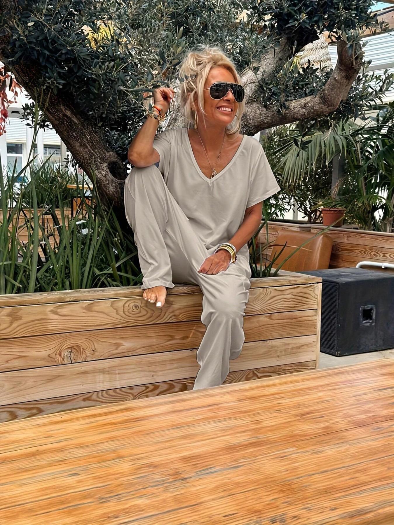 Women's Casual Basic Jumpsuit, Short Sleeve V-Neck Design, Loose Fit Wide-Leg Romper, All Season Wear, Plain Pattern, with Pockets, Womenswear Women's Casual Basic Jumpsuit, Short Sleeve V-Neck Design, Loose Fit Wide-Leg Romper, All Season Wear, Plain Pattern, with Pockets, Womenswear