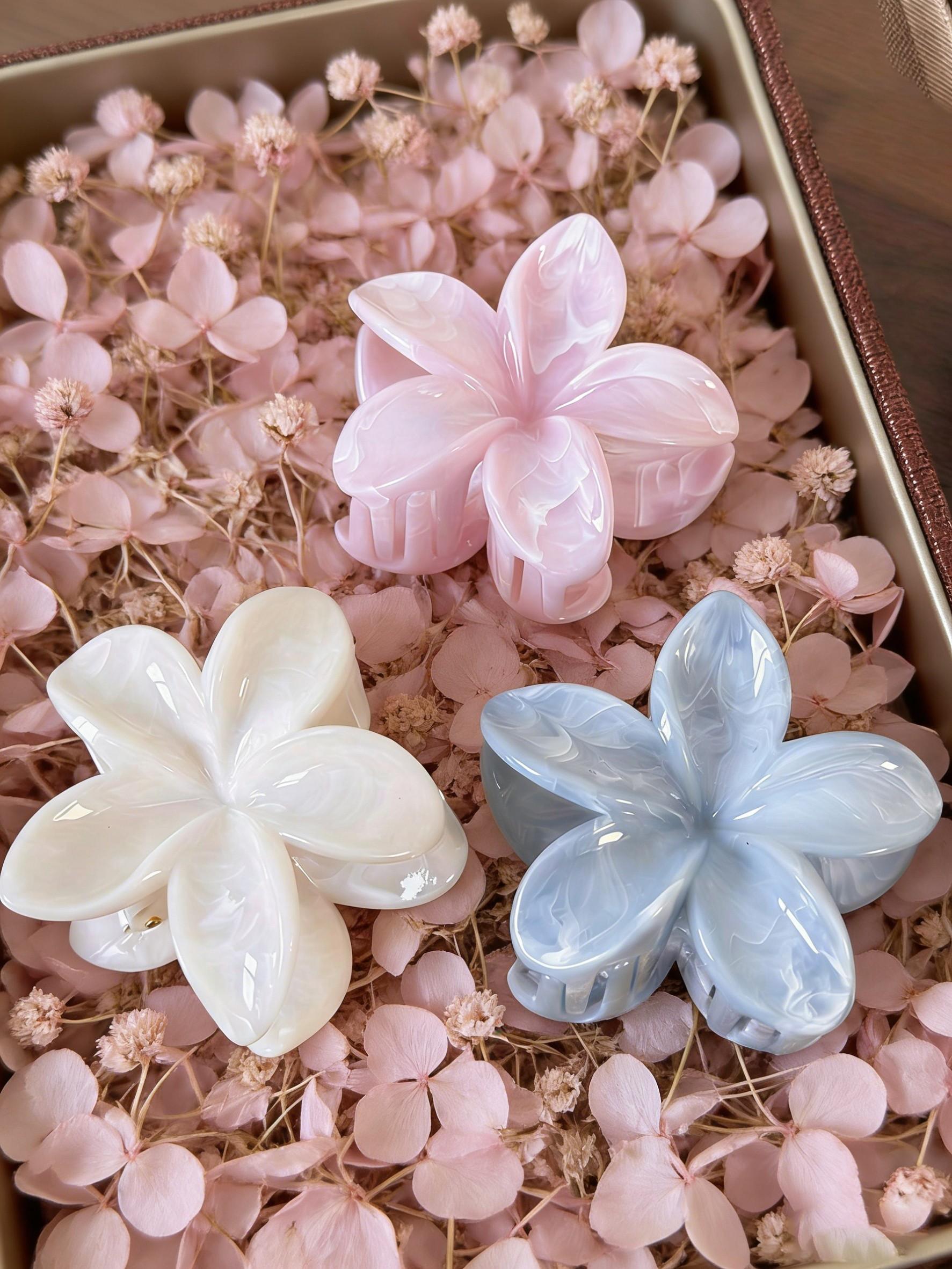 Elegant Floral Hair Clip for Women, Perfect for Bun Hairstyles and Casual Looks, Autumn Wavy Hair Accessory, Stylish and Versatile Design