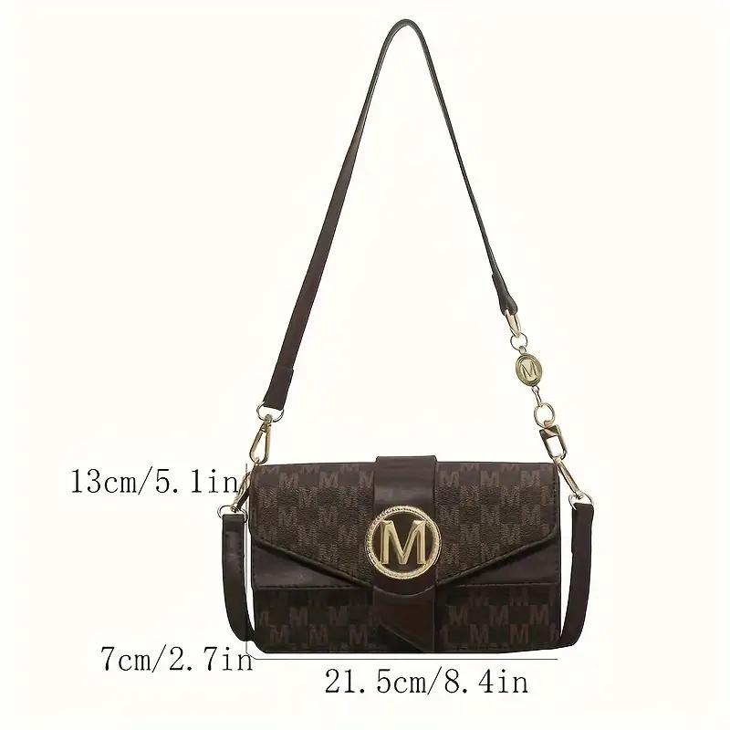 Retro letter buckle crossbody bag details