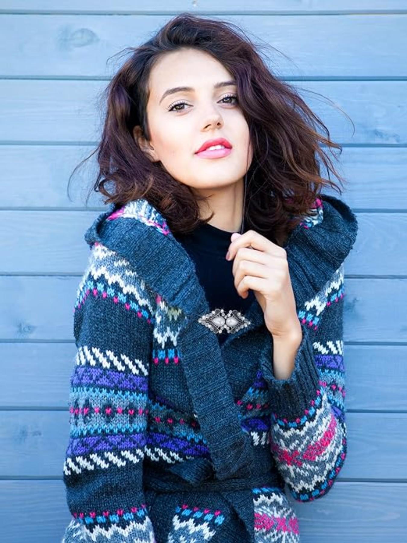 4-Piece Vintage Sweater Clip Set, Fashion Collar Clips and Formal Shirt Clips, Ideal for Women's Shirts, Dresses, Scarves, and Cardigans