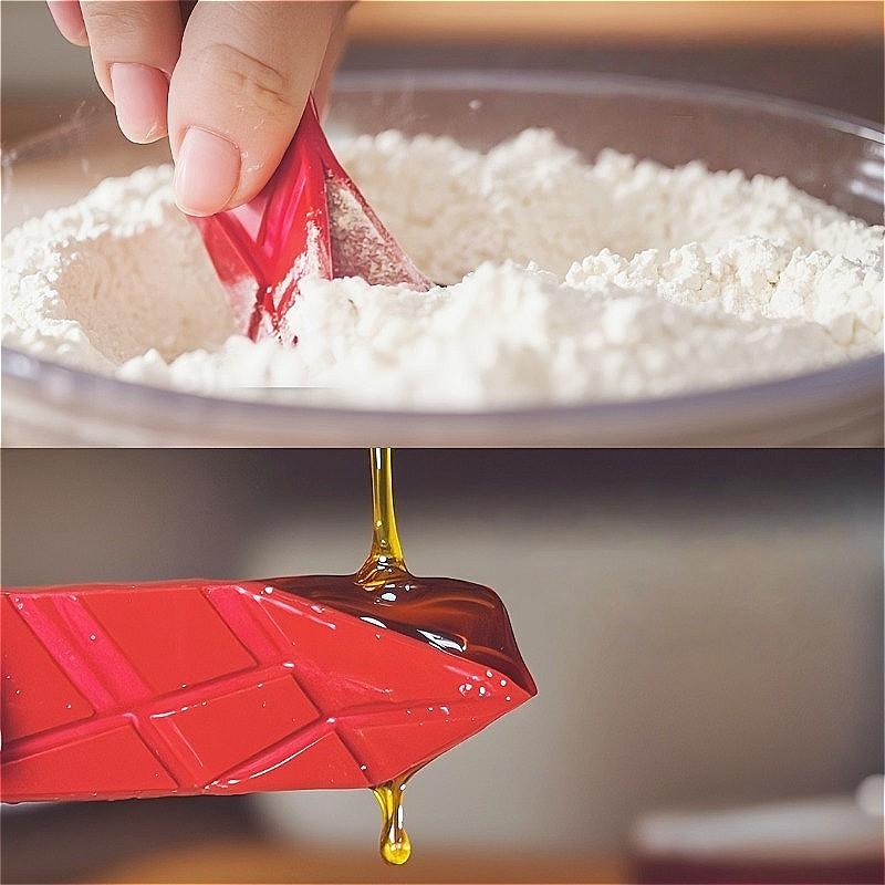 Kitchen measuring spoon use
