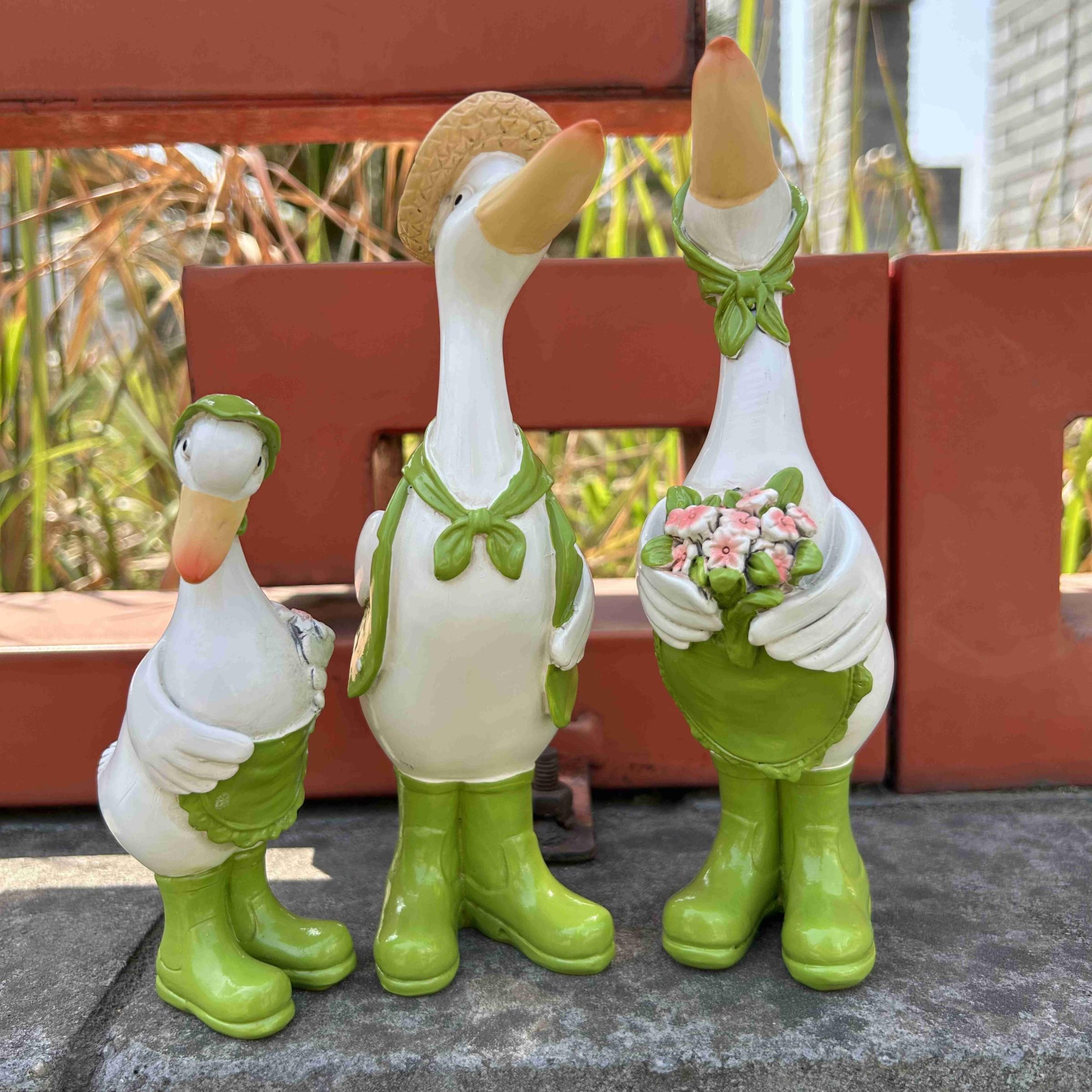 3-Piece Family Cartoon Duck Garden Decor Set, Resin Farmhouse Style, Outdoor Yard Art Craft, Cute Duck Figurines for Home Decoration
