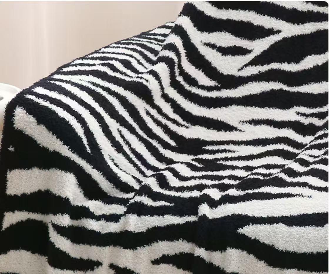 For Stress & Anxiety  zebra striped blanket furniture decoration, super soft, classic striped pattern, very suitable for bed, sofa, travel, camping, four seasons, family bedroom decoration plush, lightweight quilt, cute little girl. warm