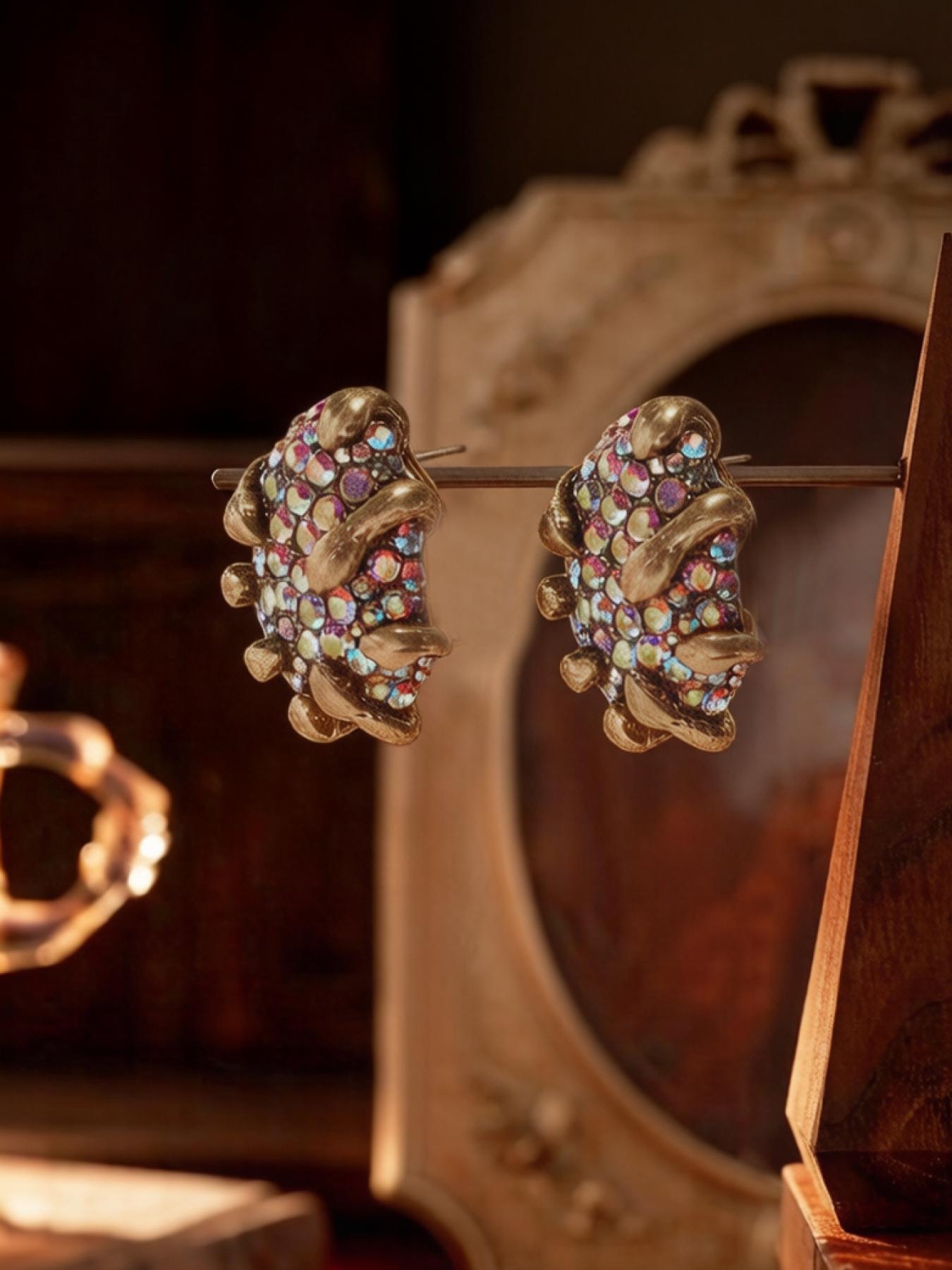 1 pair of retro and fashionable geometric earrings, suitable for daily commuting, vacation and dating, and also a surprising and exquisite small gift.