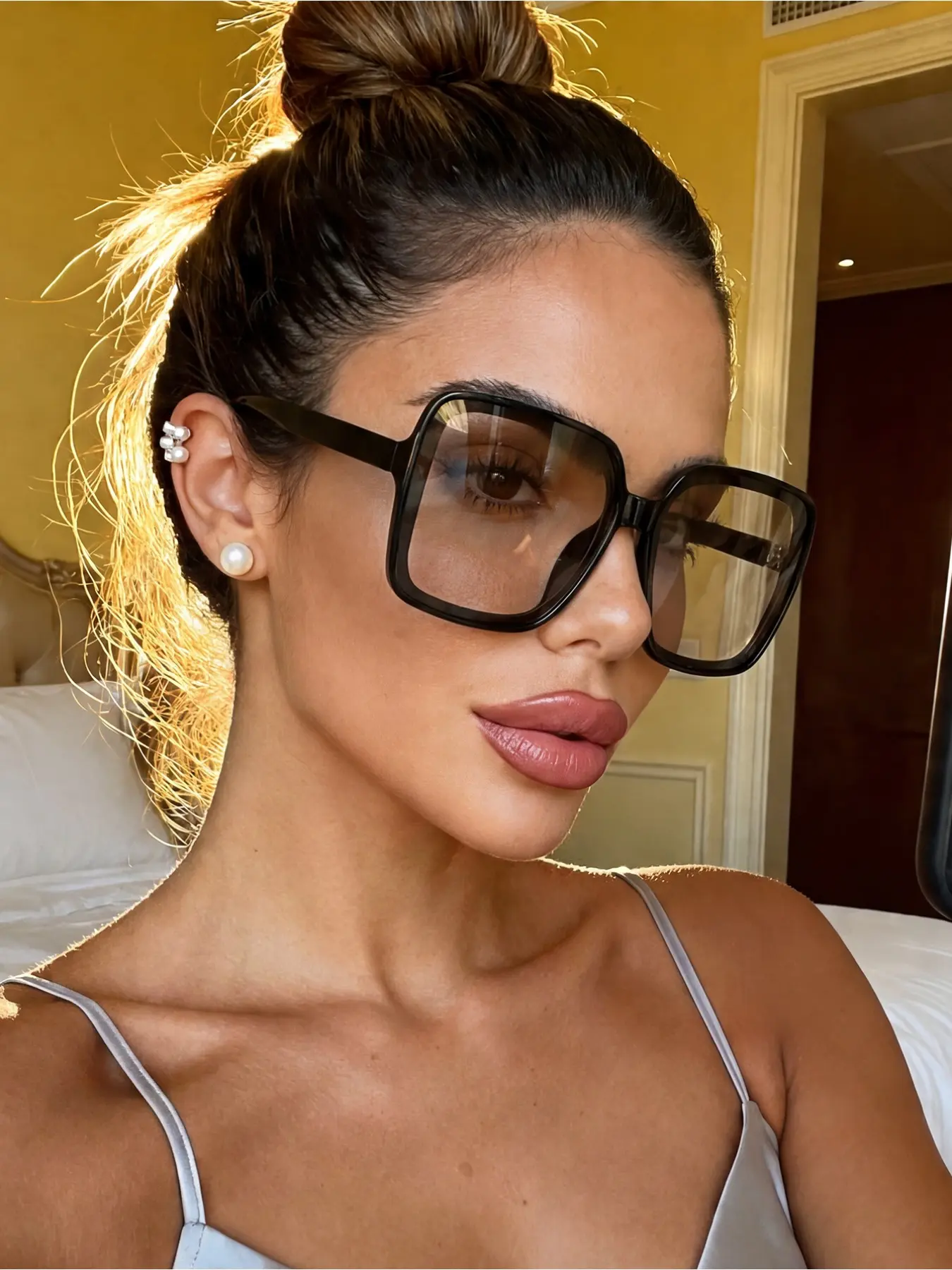 1 pair of men's and women's square large frame simple fashion sunglasses, suitable for outdoor driving, camping outfits, beach accessories, etc.