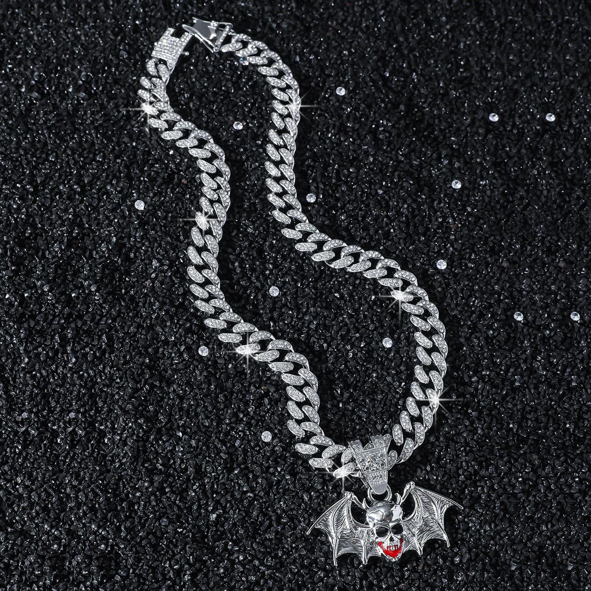 New European and American style personalized men's hip-hop Halloween quirky bat skull pendant necklace