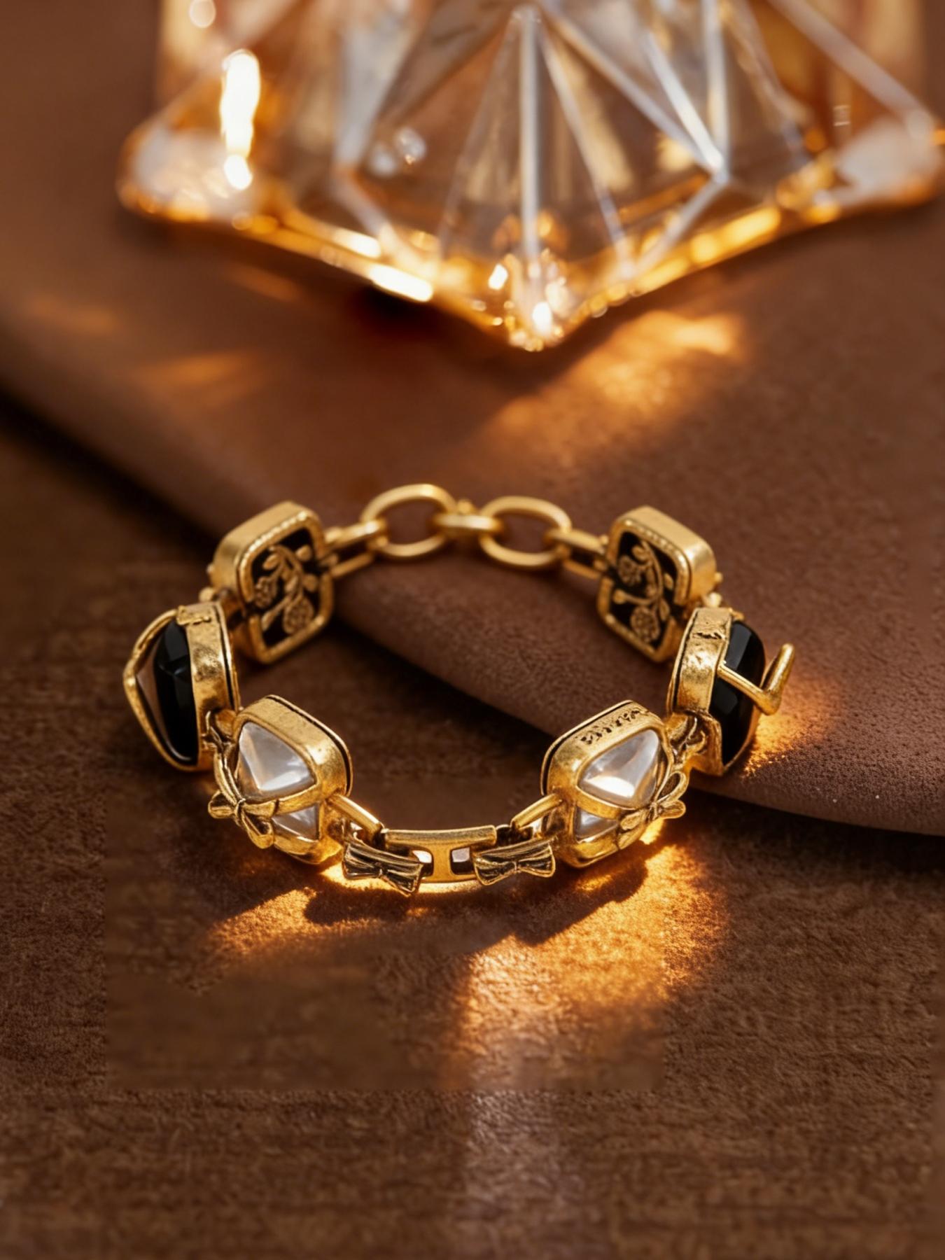 1 fashionable and elegant Baroque diamond encrusted bracelet, suitable for daily commuting, vacation and dating, and also a surprising and exquisite small gift.