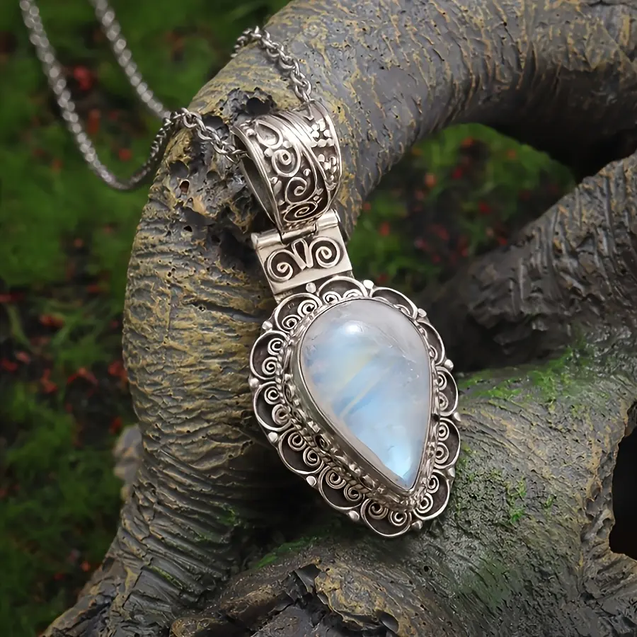 Vintage Teardrop Moonstone Pendant Necklace – Accessory or Gift