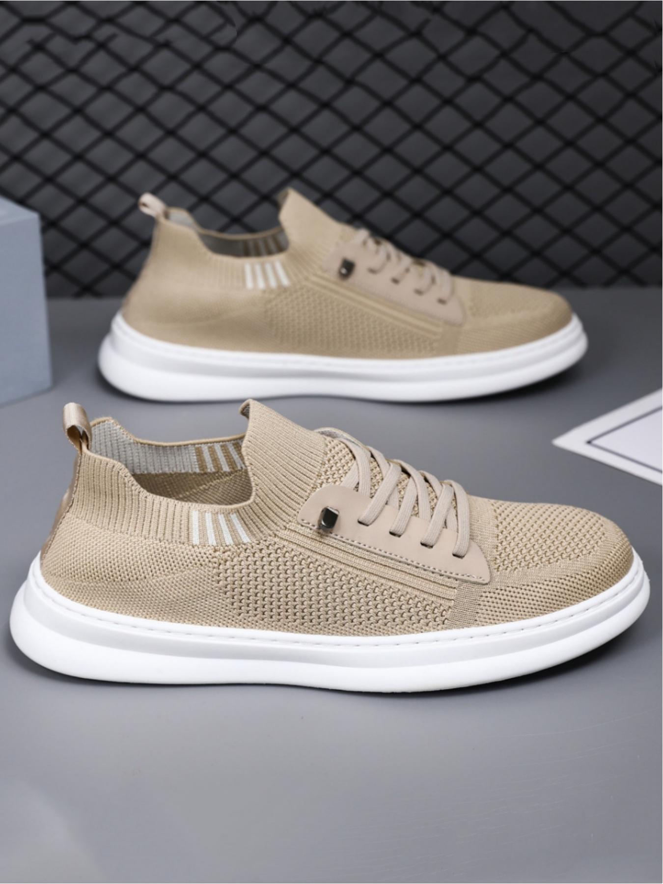 Men's casual sports shoes, lightweight and fit the foot shape, with a white sole that is durable and stable. The elastic shoe opening is paired with a heel loop for easy on and off, making it the preferred choice for commuting sports and casual wear