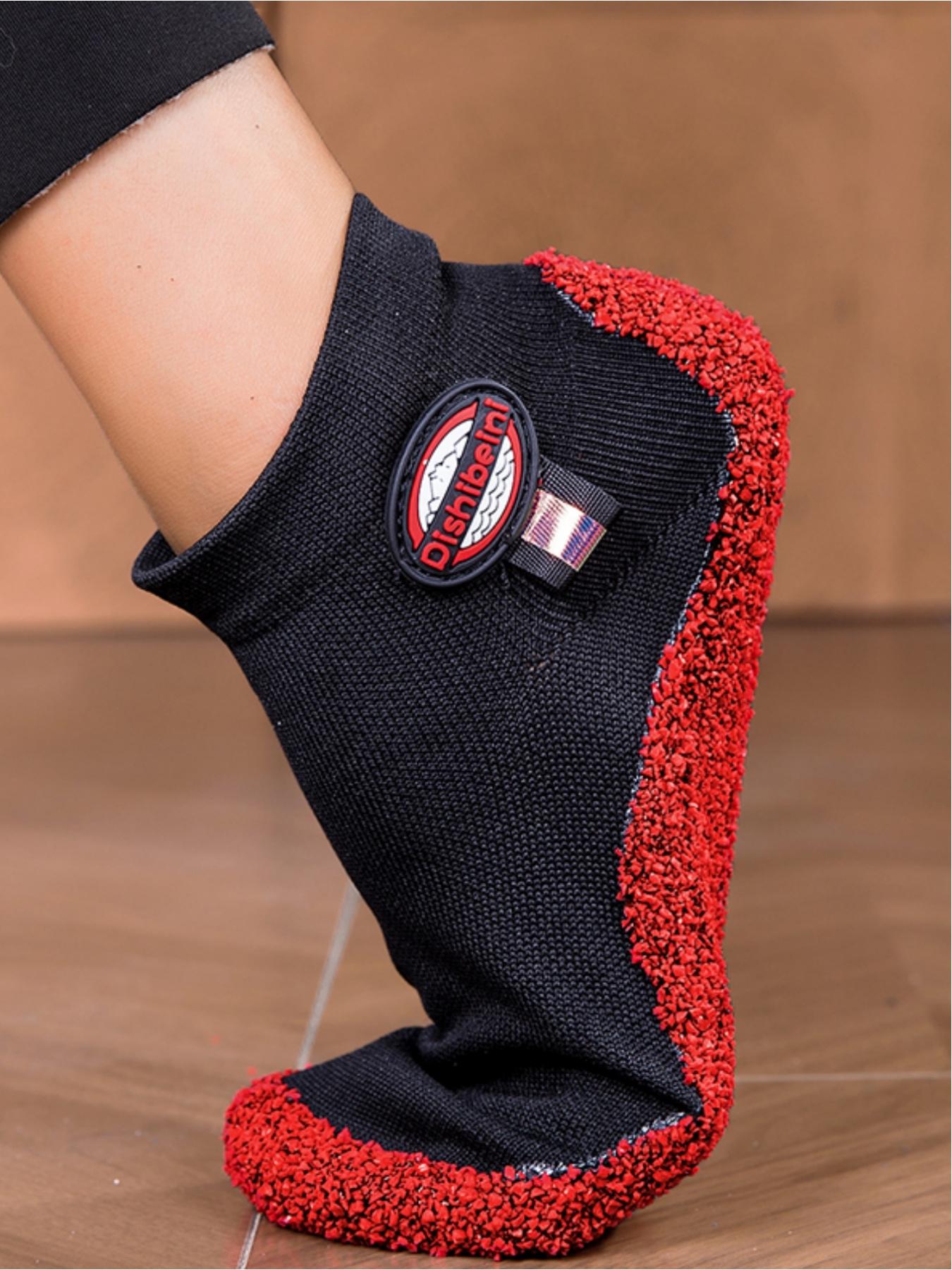 Ladies wear fitness yoga barefoot shoes, with widened toe caps that soft wrap around the foot shape and warm and comfortable lining. They are suitable for indoor home yoga casual wear, fitness training, swimming yoga and other sports scenes