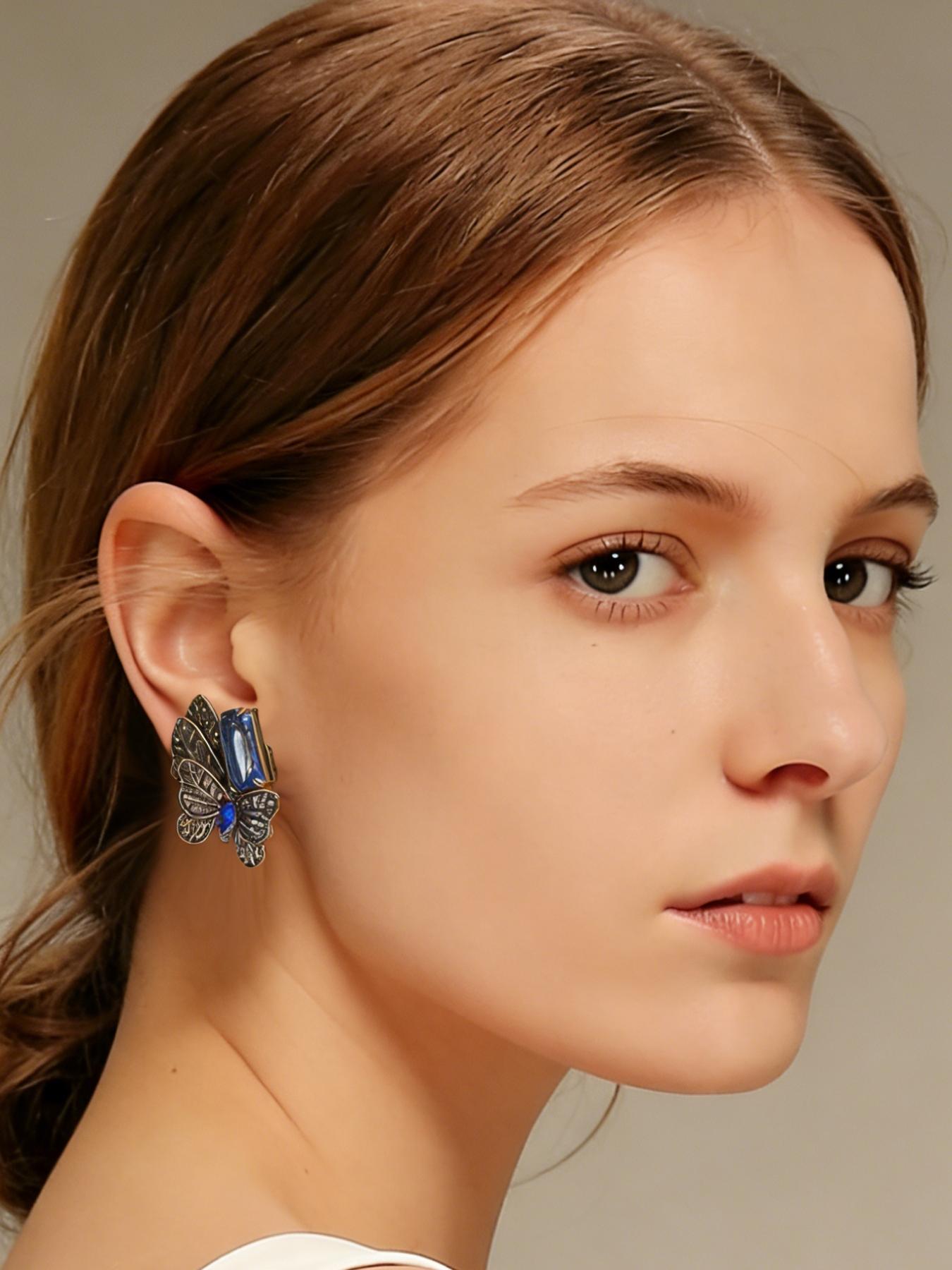 1 pair of retro and elegant blue diamond studded earrings, suitable for daily commuting, vacation and dating, and also a surprising and exquisite small gift.