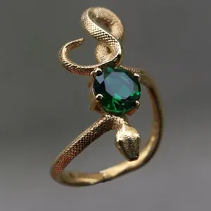 A punk-inspired retro green snakeskin ring suitable for both men and women; a stylish and unique accessory; an ideal birthday gift.