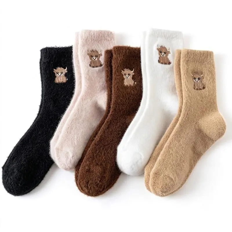 5 Pairs Unisex Plush Crew Socks with Cute Highland Cow Embroidery, Soft Warm Fleece-Lined Mid-Calf Tube Socks, EU 35-40, Mixed Colors for Fall Winter Sports Camping