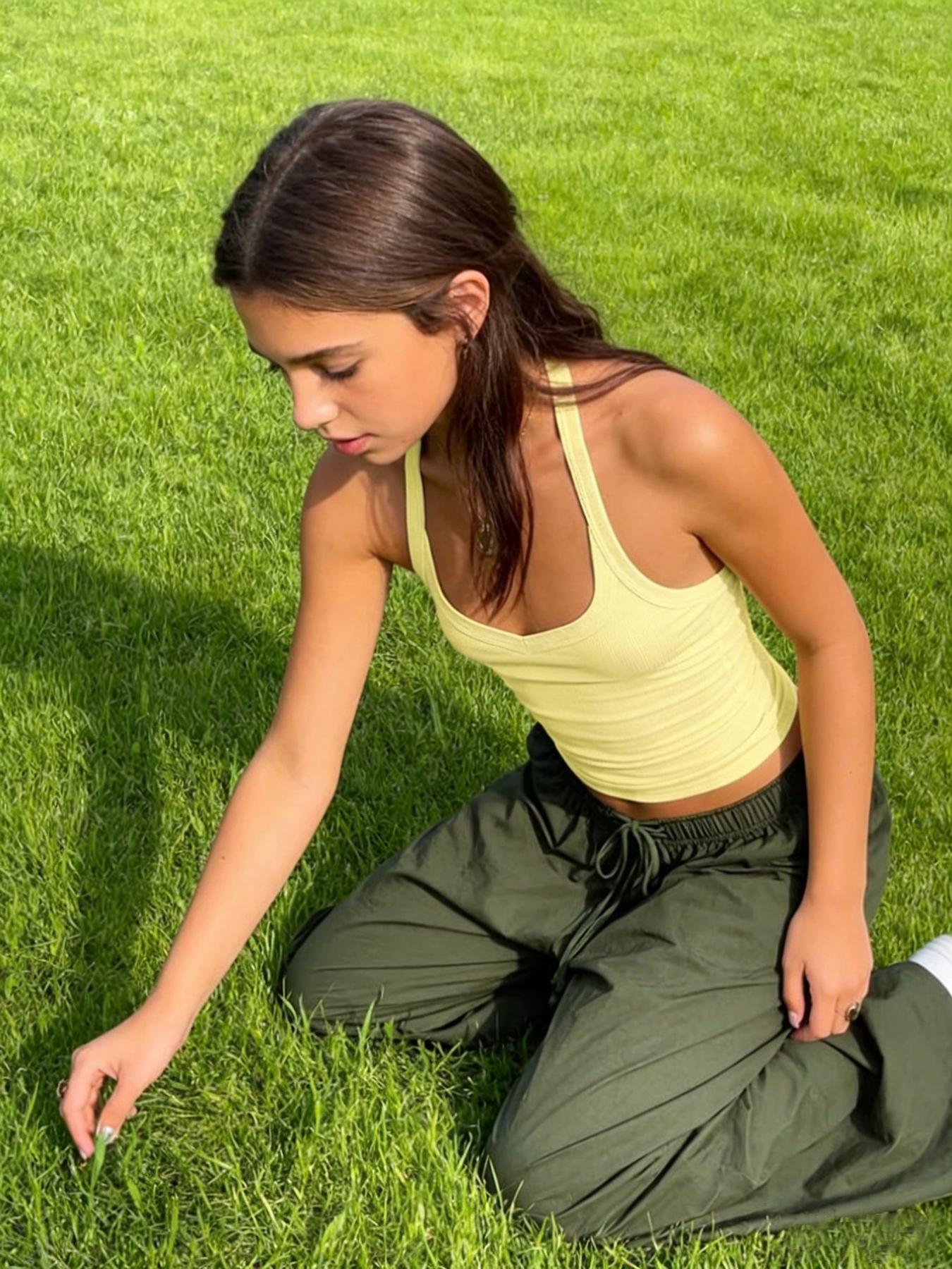 Girls' Plain Halter Top, Fitted Casual Style, Breathable Comfort, Versatile for All Seasons, Perfect for Travel & Daily Wear