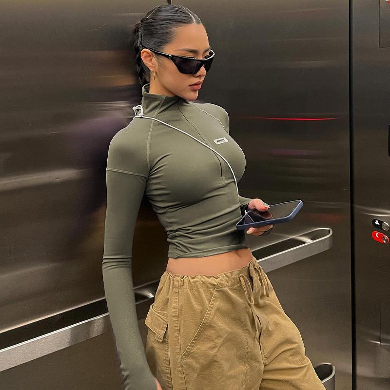 Women's Plain Zip-Up Crop Tee with Letter Patches and Stitching, Casual Trendy Mock-Neck Tight-Fitting Top for Daily Wear, Ladies' Spring & Fall Clothes