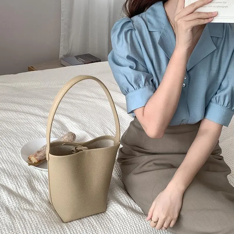 Women's minimalist genuine leather bucket bag—a French-style vintage black shoulder bag and compact, elegant handbag suitable for daily shopping and office commuting.