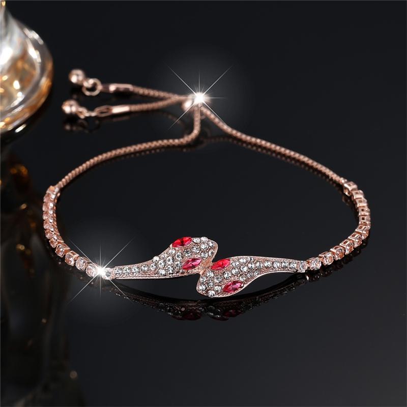 A bracelet made of synthetic red zirconia is fashionable, elegant and simple, suitable for women to wear at travel wedding parties Heart Design Bracelet
