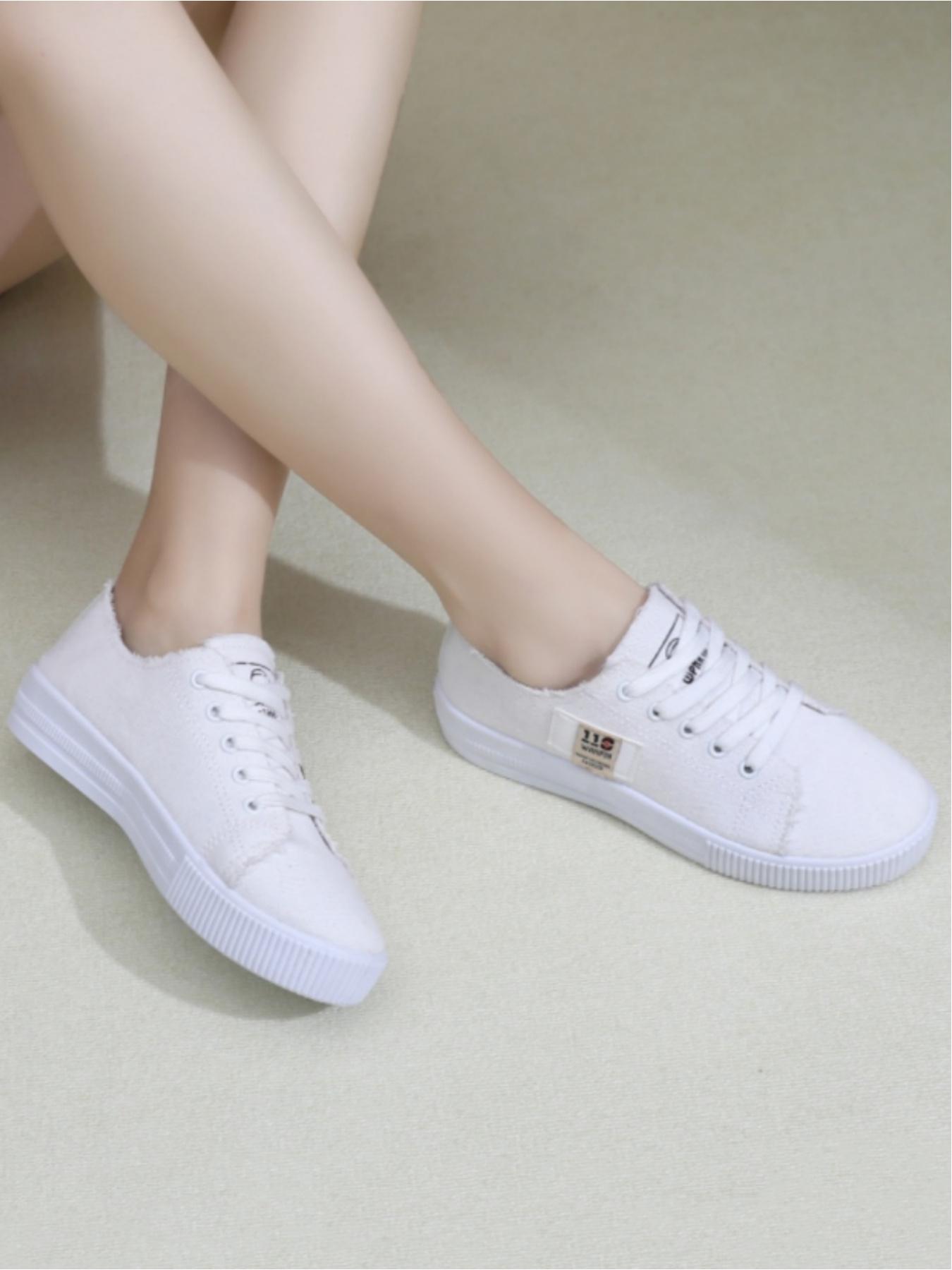 Ladies' casual canvas shoes, made of soft and skin friendly canvas material, with a thick white sole that is lightweight and resilient. Available in multiple colors, this simple and versatile style is ideal for daily commuting and campus wear